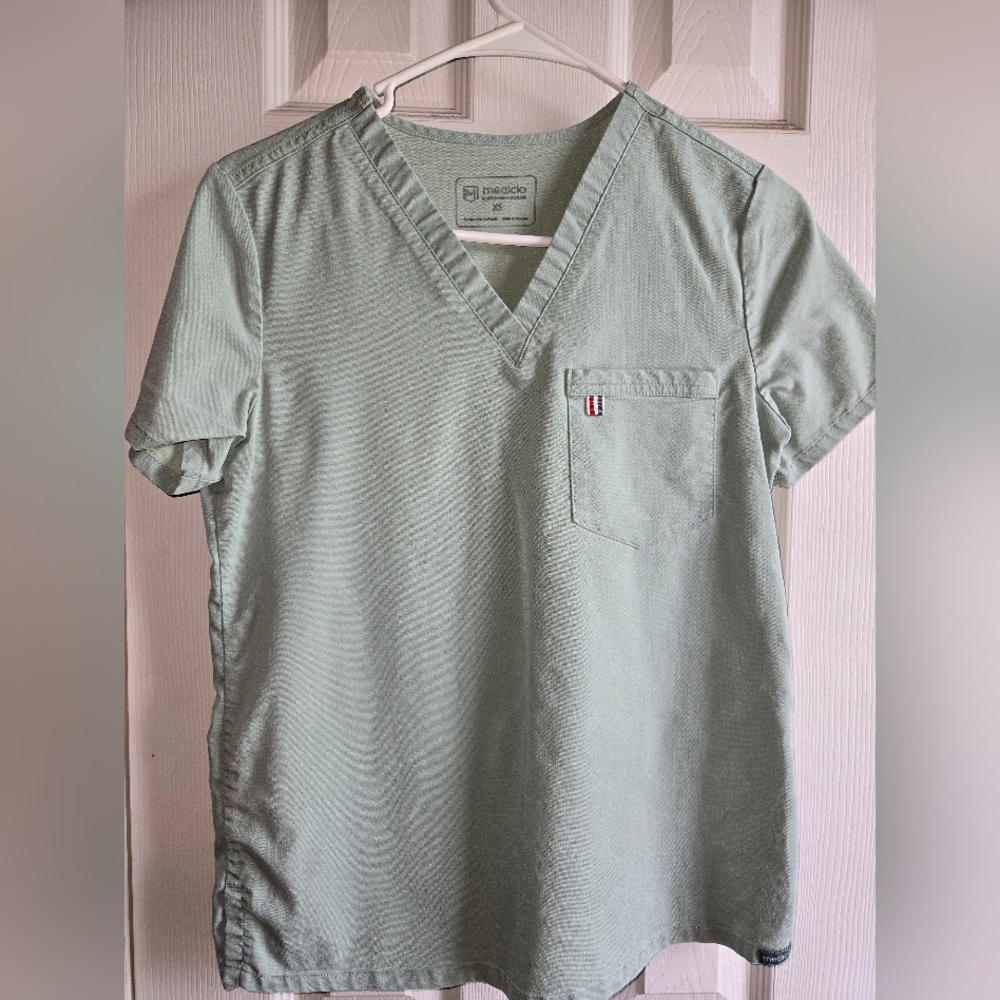Mediclo Sal Essential Scrub Top - Sage Green